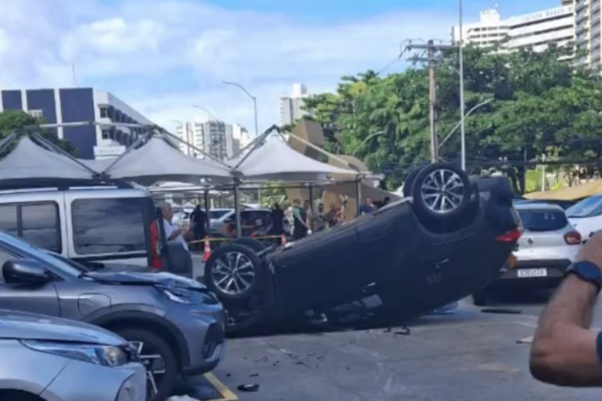 Vídeo: carro capota em estacionamento de edifício comercial e deixa uma pessoa ferida