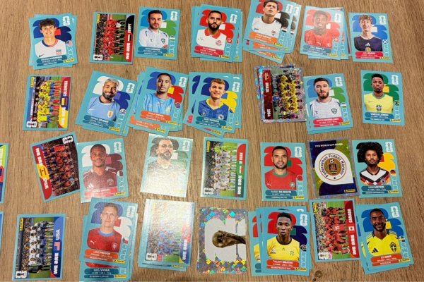 [Vídeo: Febre do álbum da Copa movimenta Salvador e atravessa gerações em pontos de troca de figurinhas]