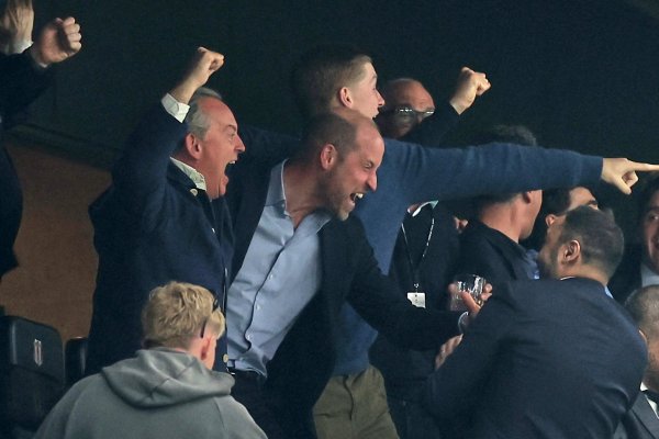 [Vídeo: Príncipe William se emociona com título histórico do Aston Villa na Liga Europa]
