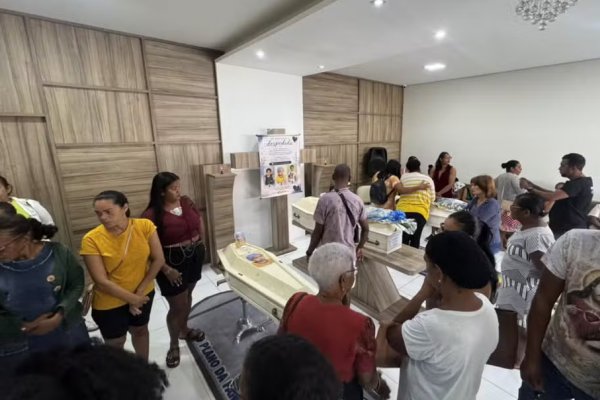 [Corpos de crianças mortas em incêndio na cidade de Serrinha são enterrados]