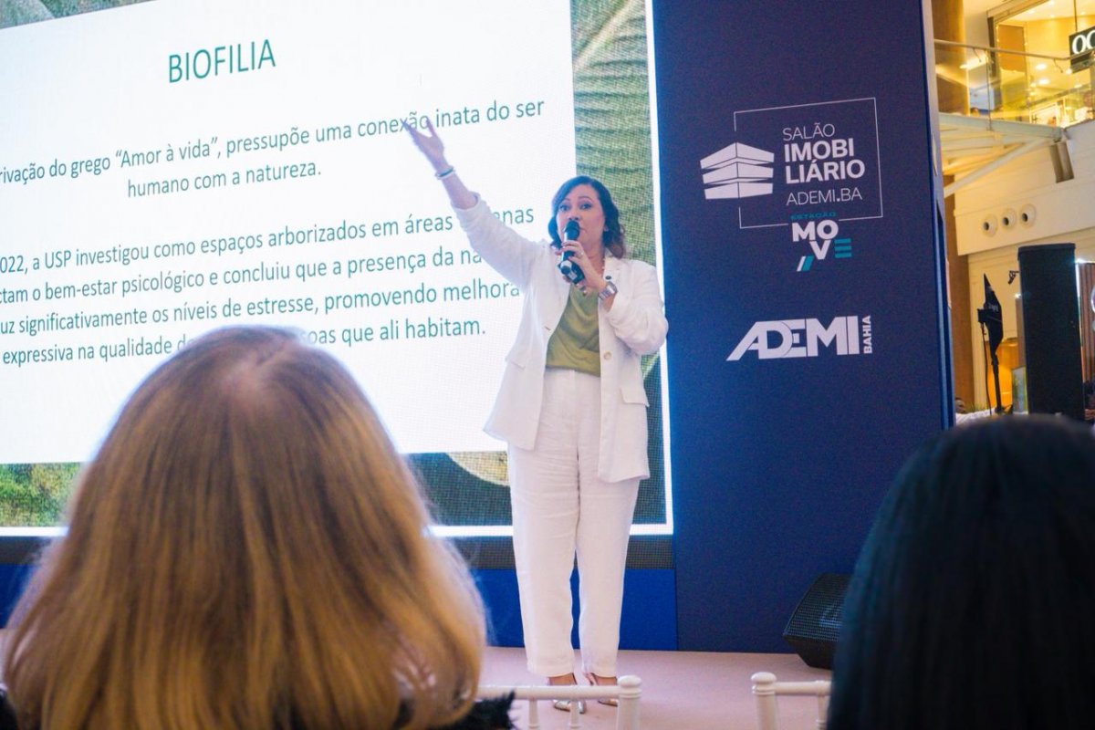 No Salão Imobiliário da Ademi, Elis Piñón destaca o papel da biofilia, do wellness e da ambiência sensorial na valorização de empreendimentos!