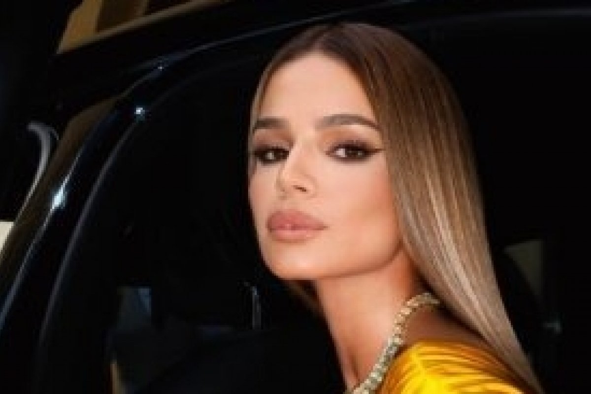 Thássia Naves brilha no baile de gala da amfAR 2026 com look Versace!