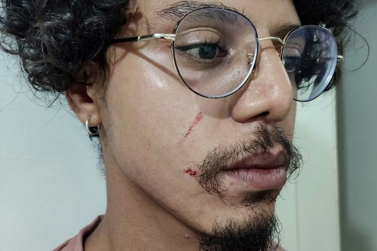 Mercado é multado após segurança agredir jovem negro