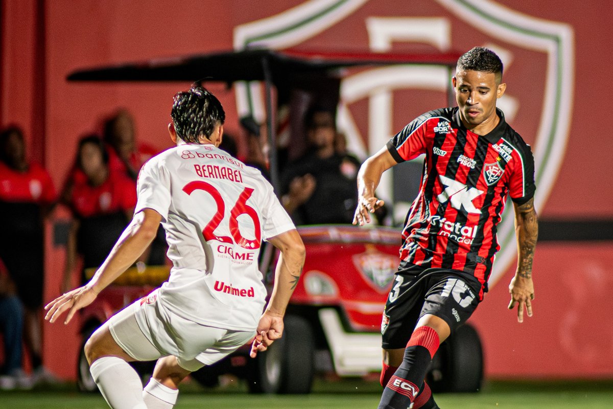 Vitória defende força no Barradão contra Internacional embalado