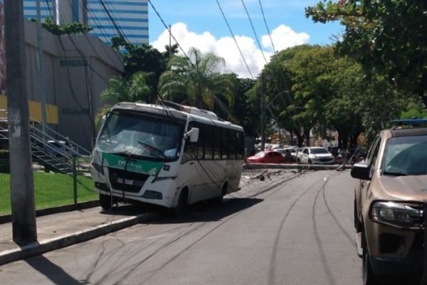 [Ônibus derruba poste e deixa duas pessoas feridas em Salvador]