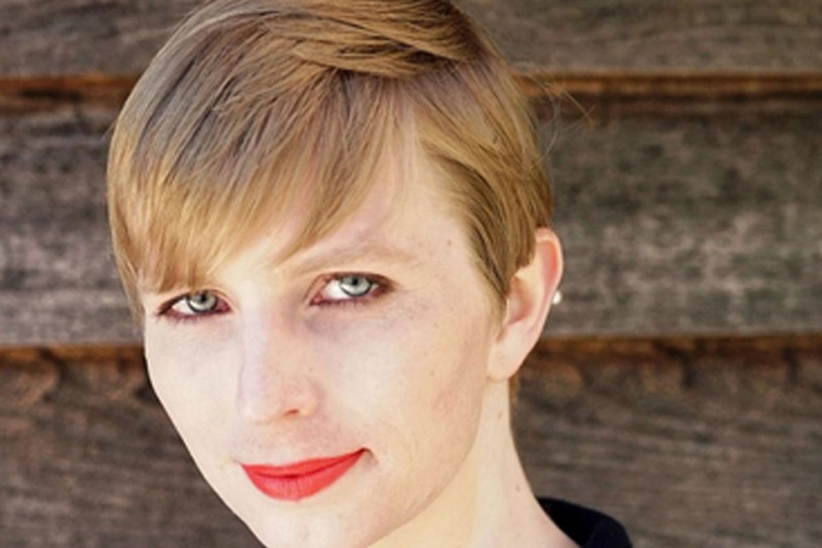 Chelsea Manning, presa por se recusar a depor no caso WikiLeaks é solta