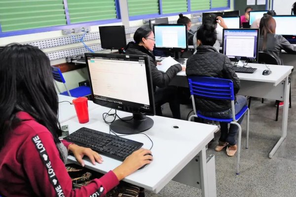 [Brasil supera 100 mil escolas públicas com internet gratuita]