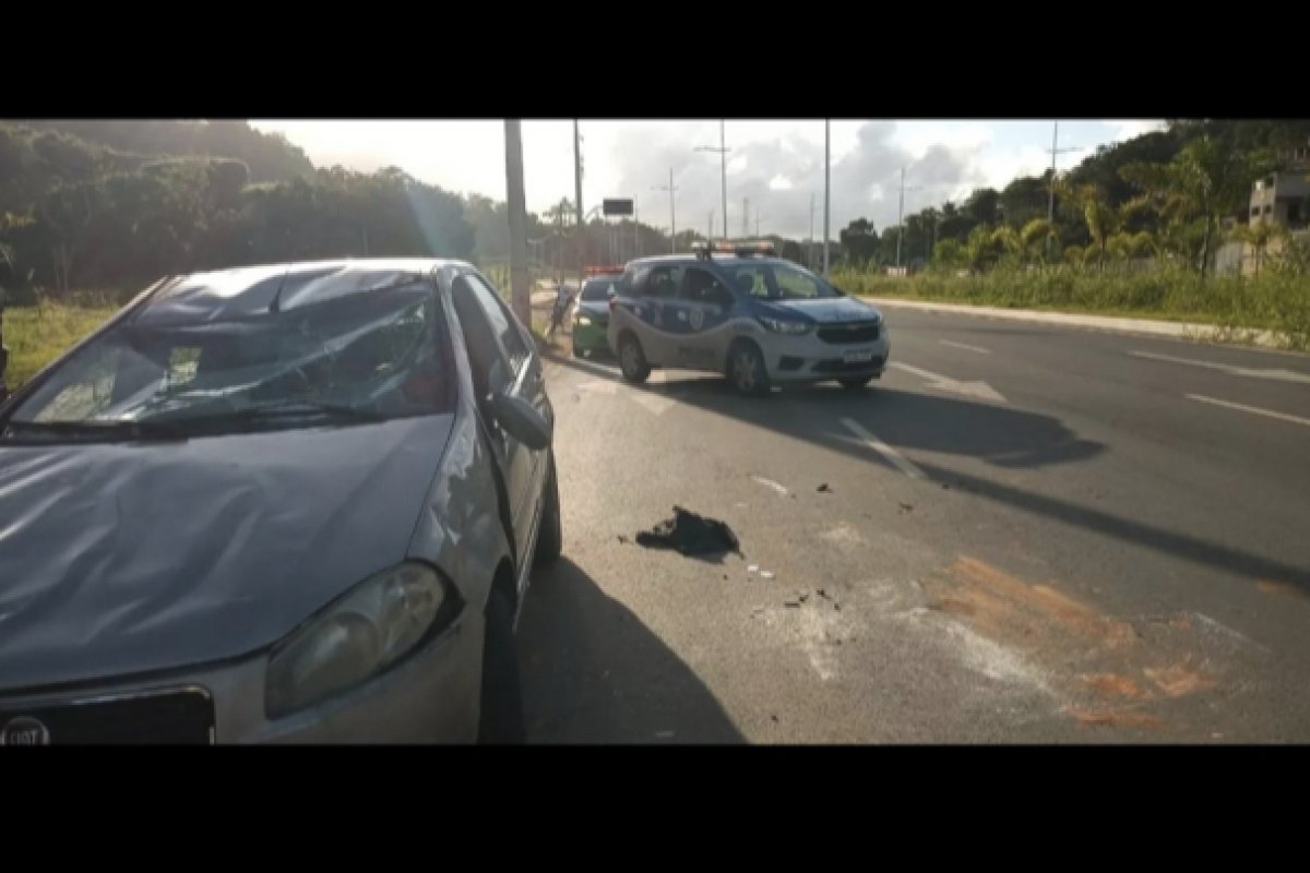 Motorista de aplicativo capota carro e fica ferido em Salvador
