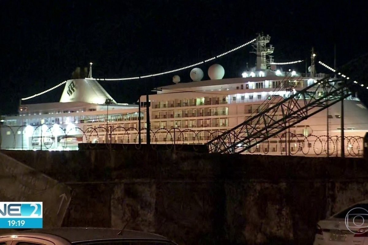 Navio com 609 pessoas a bordo foi atracado no Recife