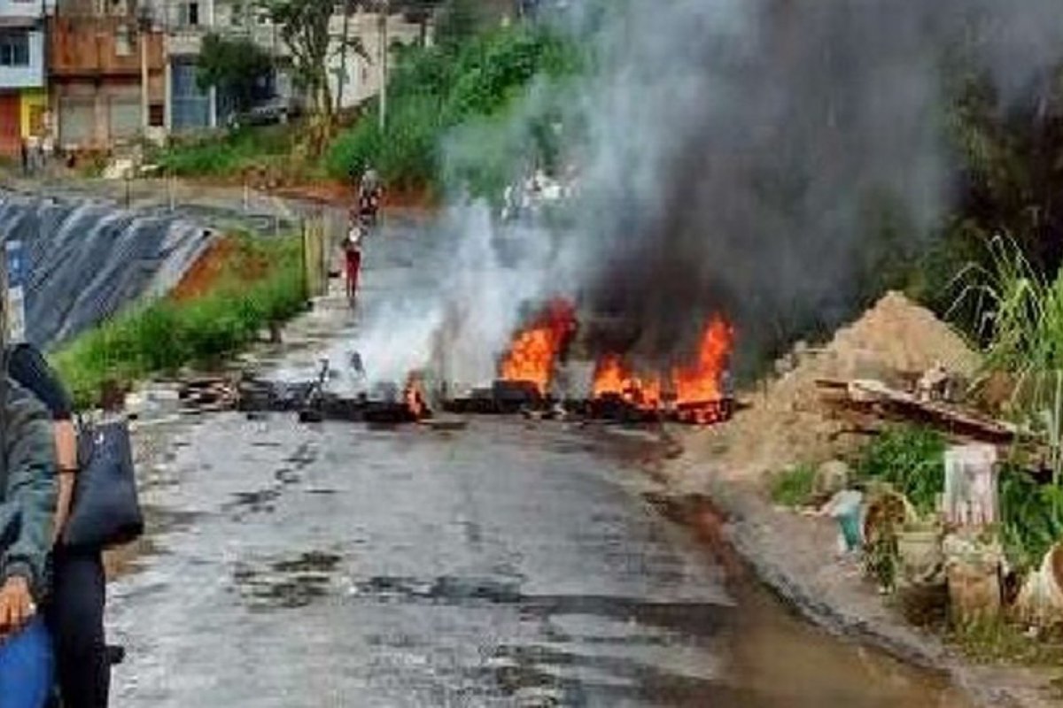 Protesto interrompe trânsito na altura de Boca da Mata, em Salvador