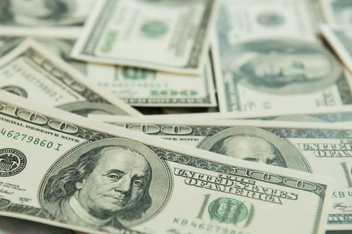 Dólar opera em queda e volta ao patamar de R$ 4,70