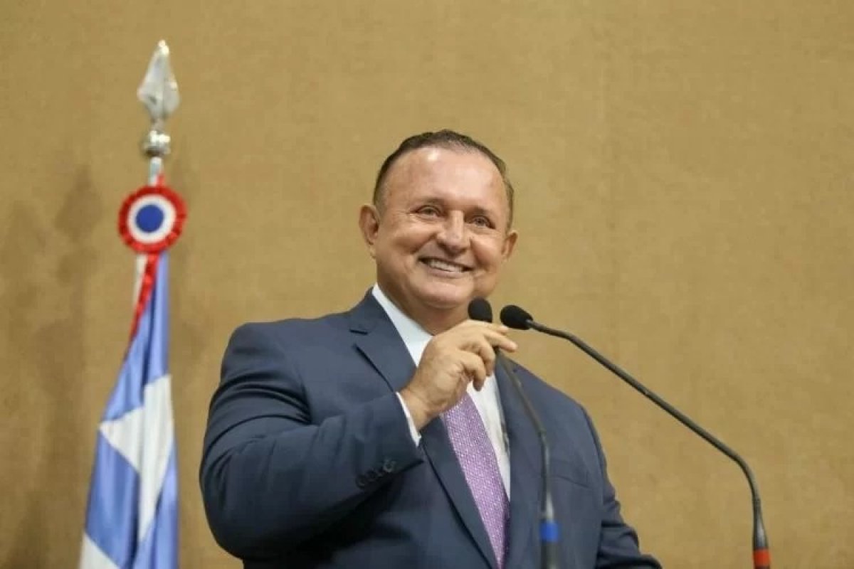 Alba aprova Adolfo Menezes para o TCM-BA com 51 votos favoráveis
