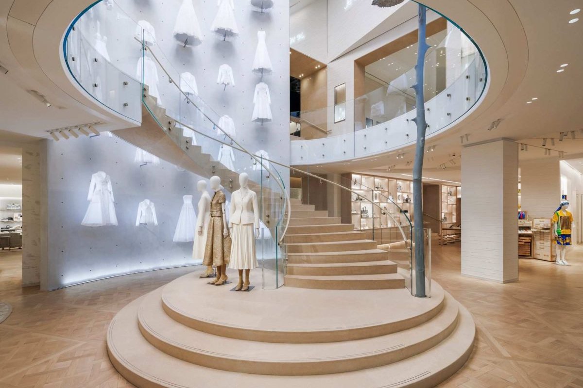 Dior inaugurará loja no Brasil inspirada na icônica Avenue Montaigne, de Paris, reunindo moda feminina, masculina e joalheria!