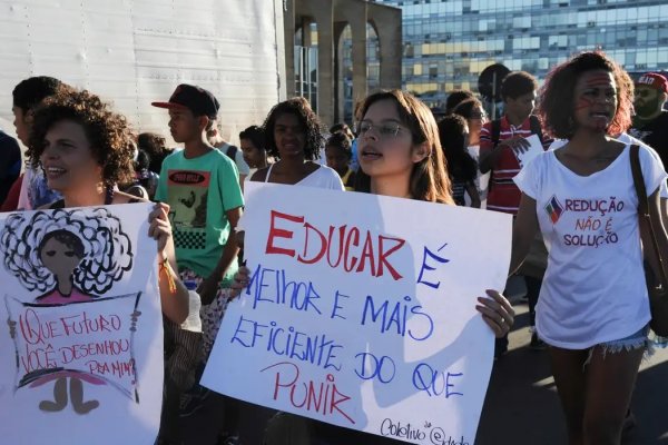 [CCJ da C adia mais uma vez PEC que reduz maioridade penal para 16 anos]