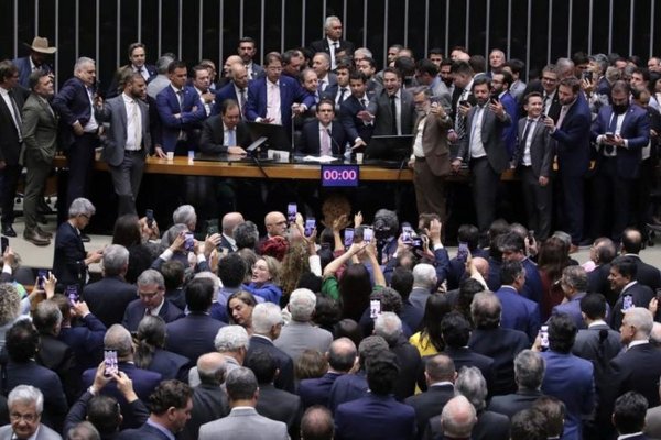 [Hugo Motta pauta PEC do fim da escala 6x1 para esta quarta-feira (27)]