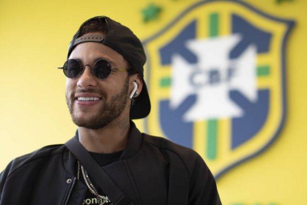 [Após chegar para se apresentar a Seleção, Neymar não participa de treino ]