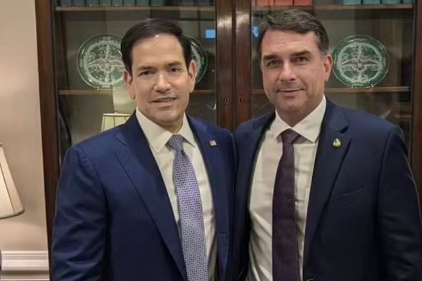 [Flávio Bolsonaro volta à Casa Branca e fala com Rubio e JD Vance um dia após encontro com Trump]