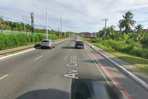 [Pista de avenida de Salvador fica interditada após carro capotar]