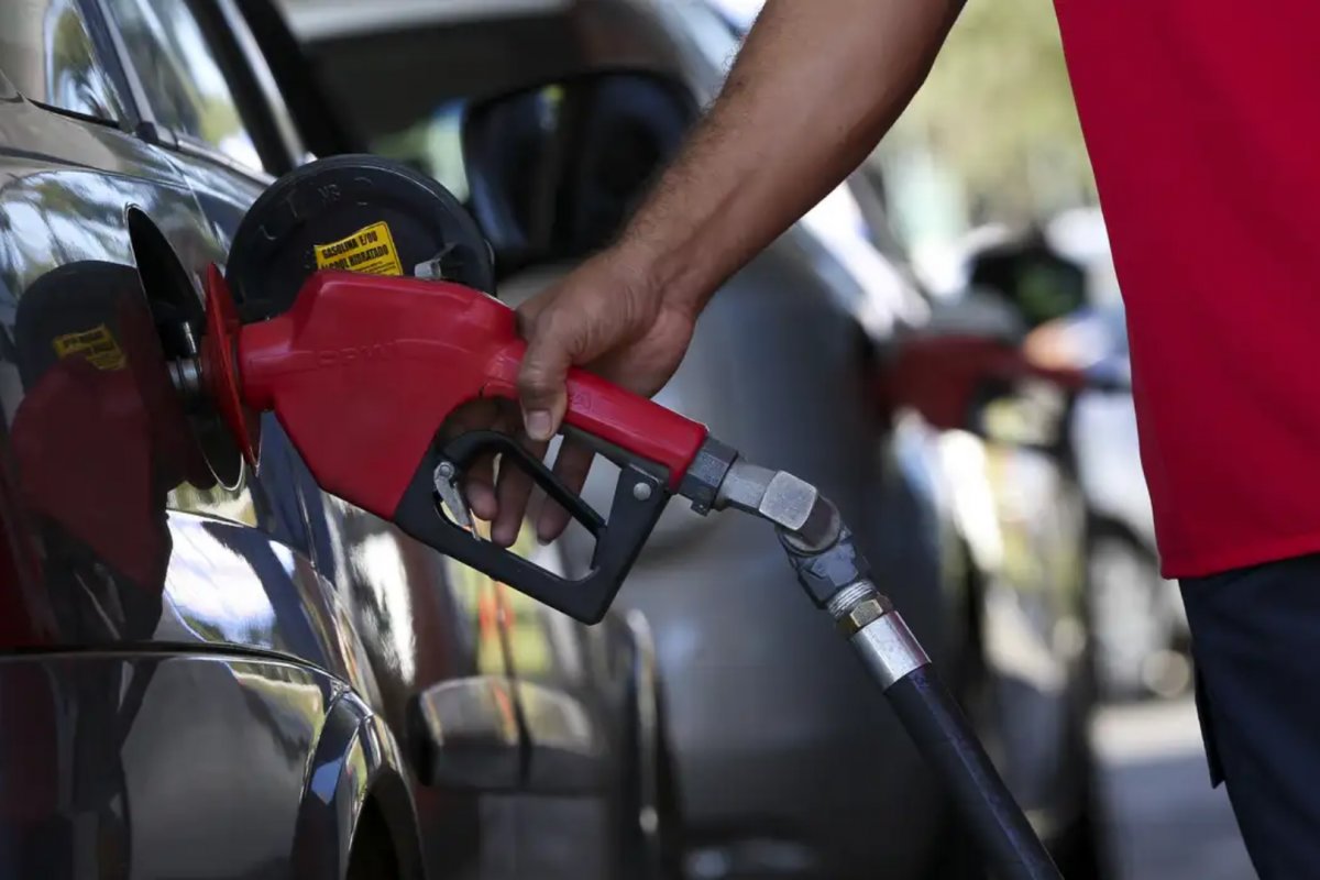 Petrobrás anuncia aumento de R$ 0,04 por litro no preço da gasolina às distribuidoras