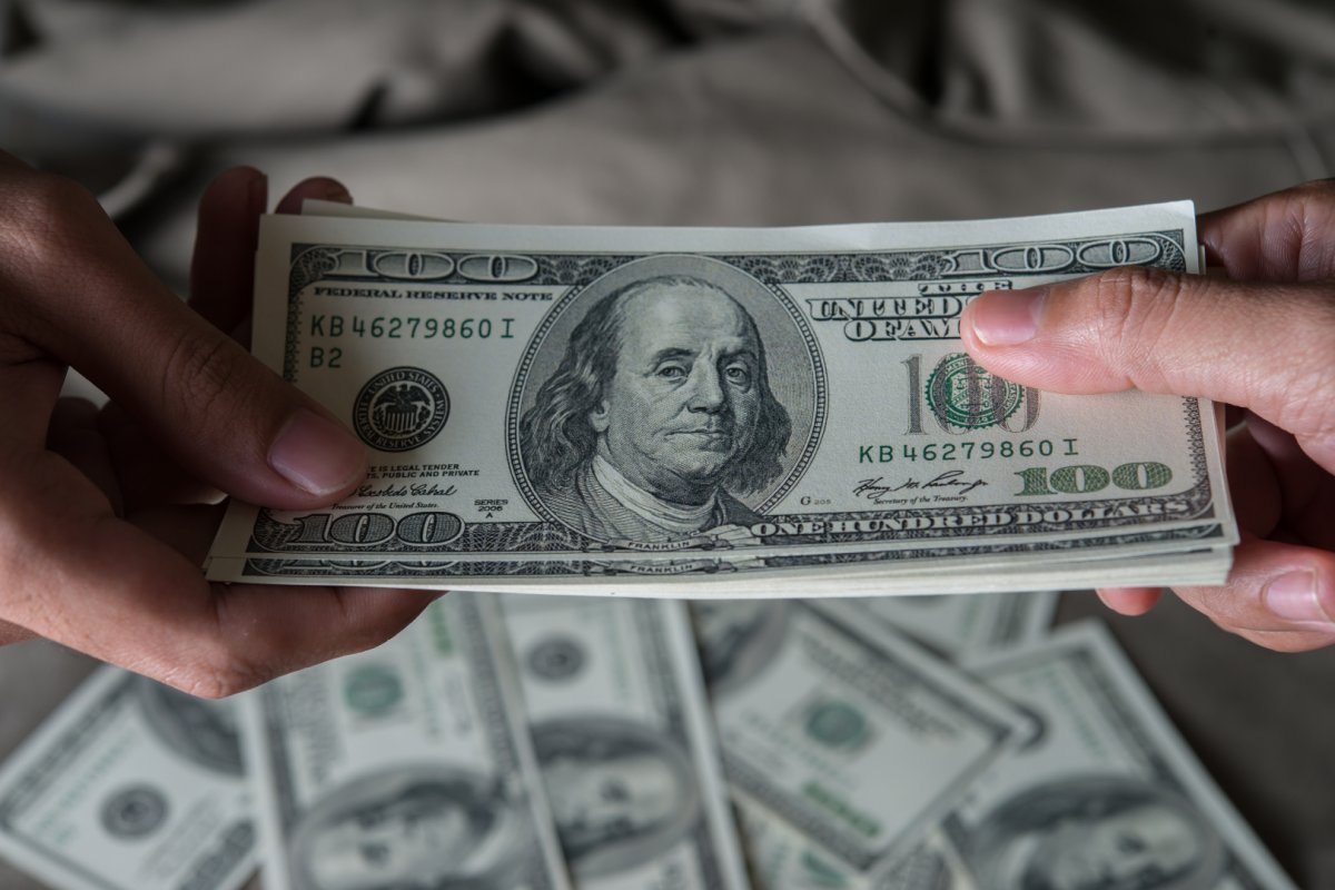 Bolsa fecha em baixa de 0,39% e dólar cotado a R$ 5,0331 nesta quinta-feira (28)