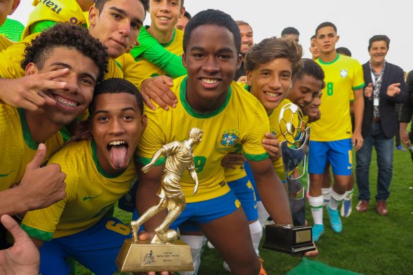 [22 dos 26 convocados para a Copa passaram pelas Seleções de Base]