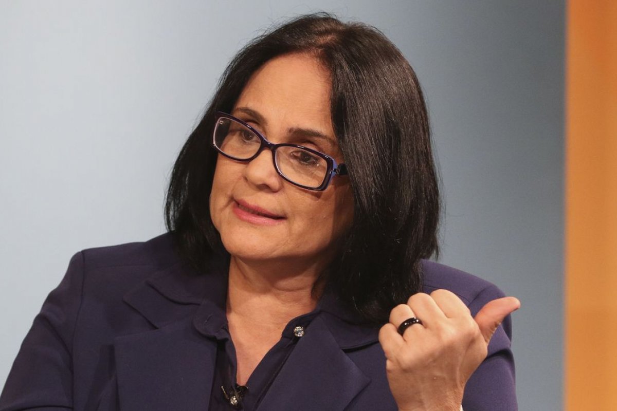 "Os algozes têm nome, sobrenome e CPF. Alguns não têm dedo", afirma Damares sobre corrupção