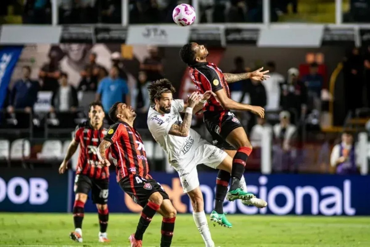 Antes da parada para Copa, Vitória tenta primeiro triunfo como visitante no Brasileiro diante do Santos