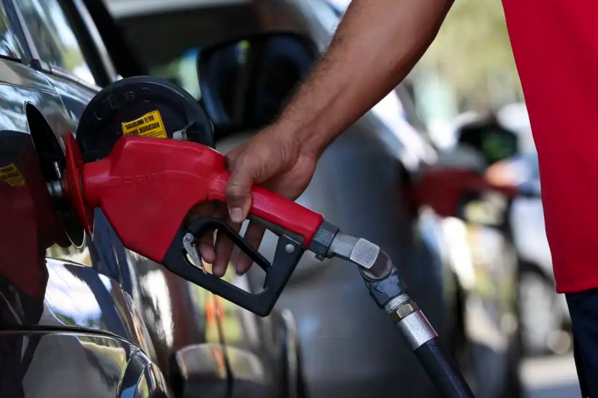 Lula estabelece subsídio ao diesel de R$0,35 por litro 