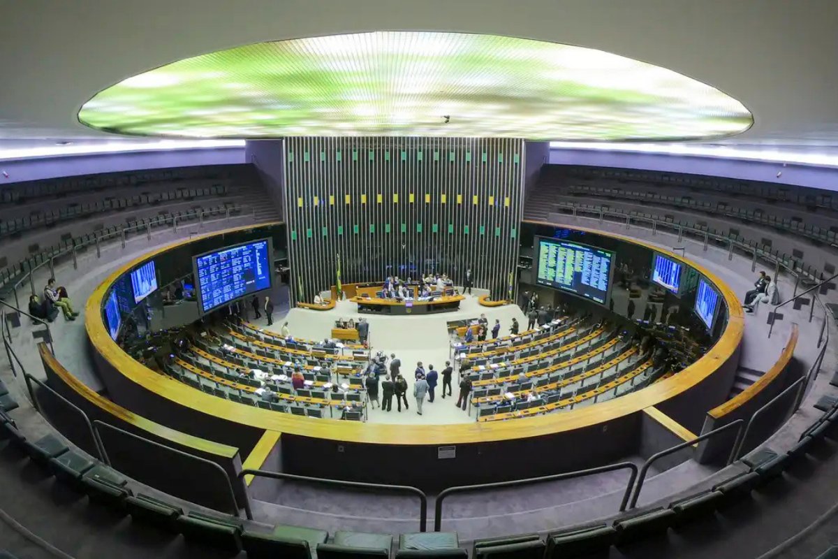 Governo bloqueia R$ 4,6 bi em emendas para cumprir regras fiscais; trava também atinge ministérios