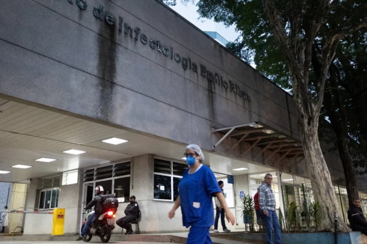 Homem com suspeita de Ebola chegou em estado grave e precisou ser intubado, diz Saúde 