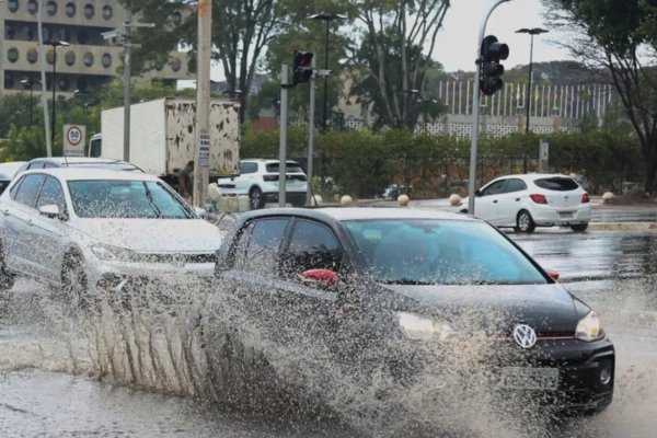 [Salvador registra ameaças de desabamento e deslizamento; Inema mantém alerta de chuvas ]