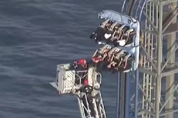 [Vídeo: falha em montanha-russa deixa oito pessoas presas a 30 metros de altura nos EUA]