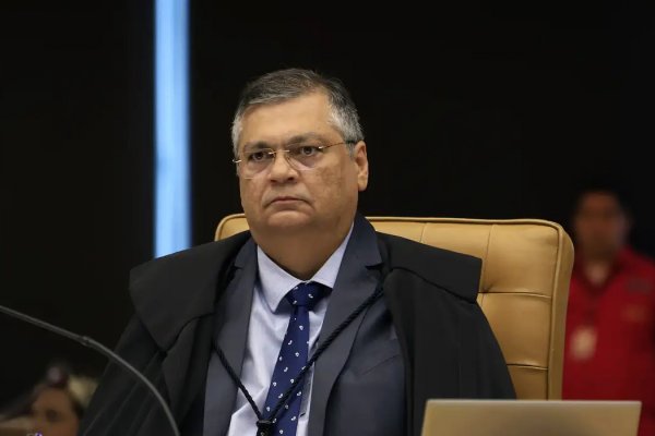 [Flávio Dino cancela participação no Fórum Lisboa após sofrer acidente doméstico e fraturar o pé ]