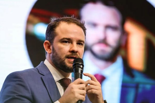 [Ministro da Fazenda diz que vai pedir aos EUA esclarecimentos sobre a classificação de facções como organizações terroristas]