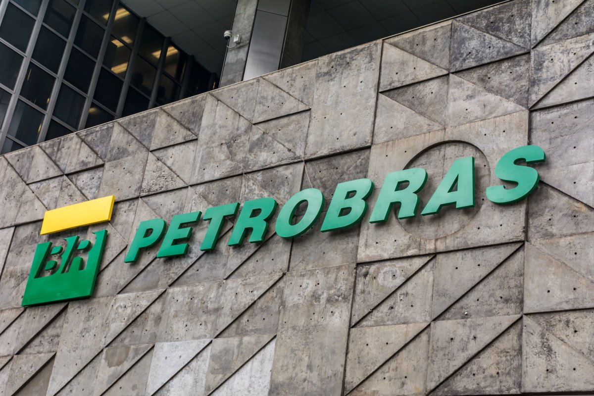Petrobras anuncia redução de 14,2% no preço médio de venda do querosene de aviação 