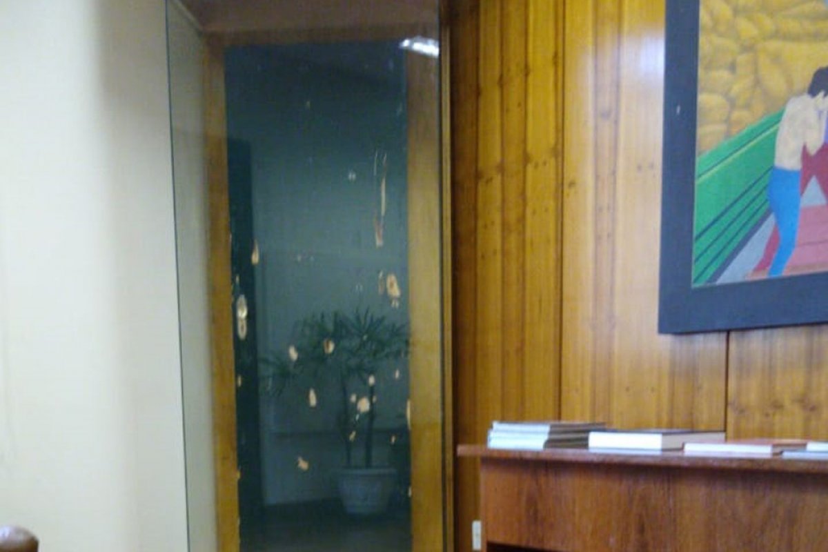 Massacre em Suzano: porta atingida está exposta no gabinete do secretário da Educação