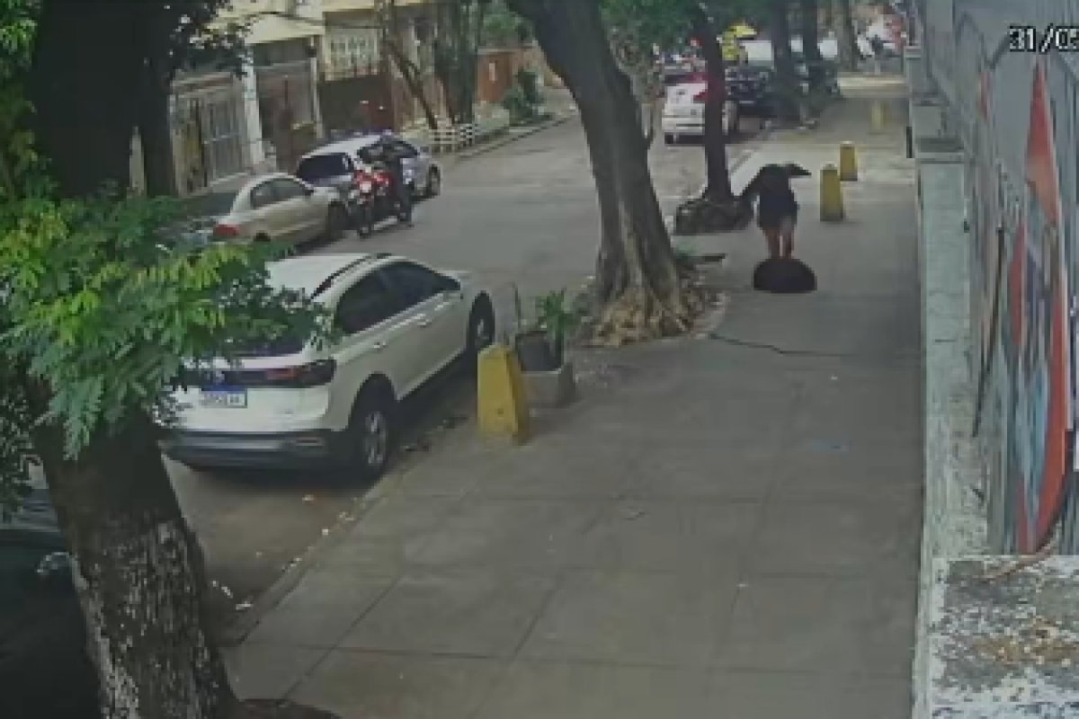 Vídeo: Mulher se machuca após cair em bueiro no Rio de Janeiro
