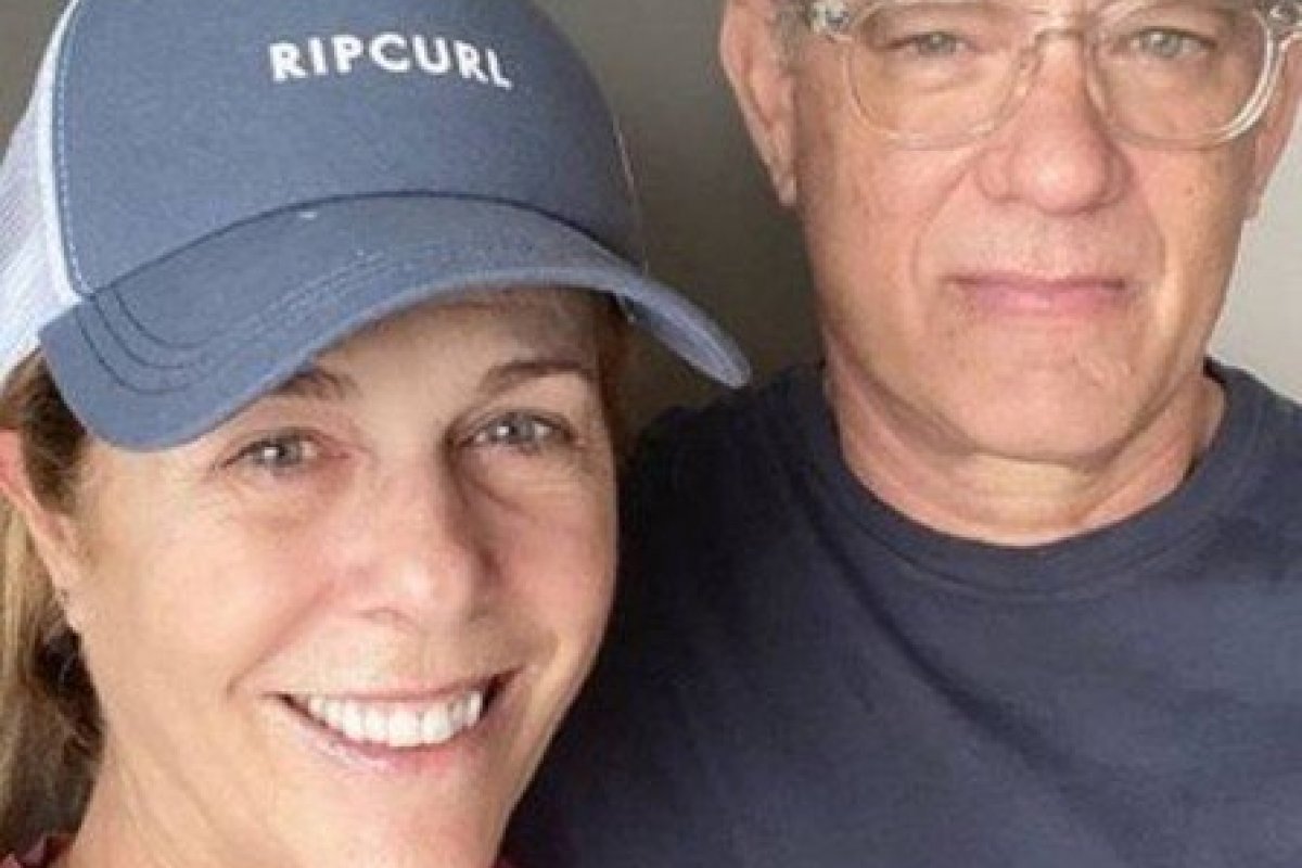 Tom Hanks aparece abatido ao lado da esposa após diagnóstico de coronavírus