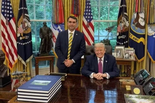 [Flávio Bolsonaro diz ter pedido que Trump não taxasse empresas brasileiras ]