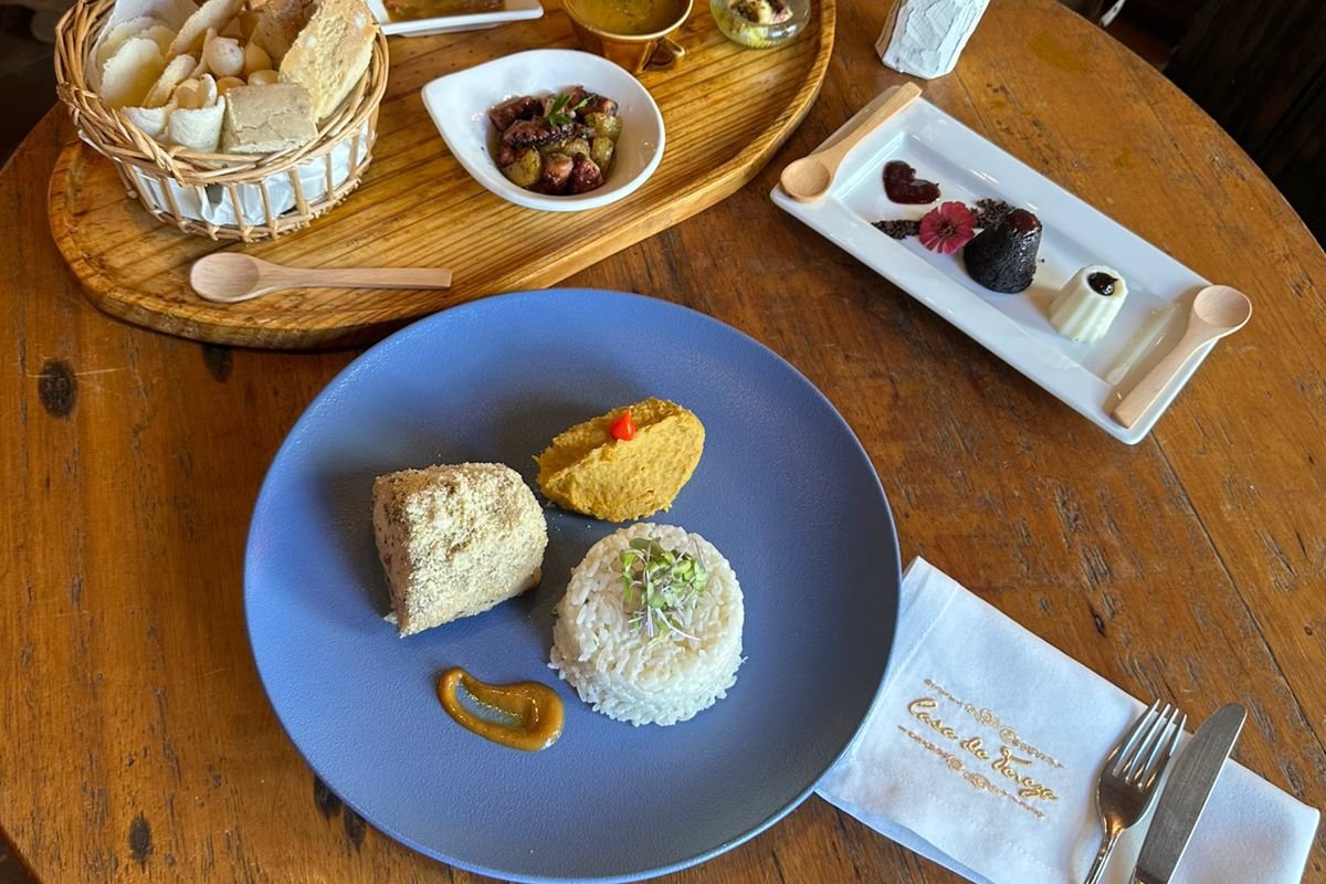 Menu Denguinho 2026 assinado pela chef Tereza Paim vai aquecer o Dia dos Namorados no Restaurante Casa de Tereza! 