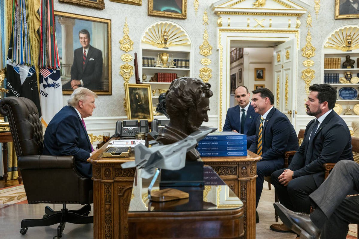 Após tarifaço, levantamento mostra que 78% das reações sobre Trump e família Bolsonaro em redes sociais foram negativas