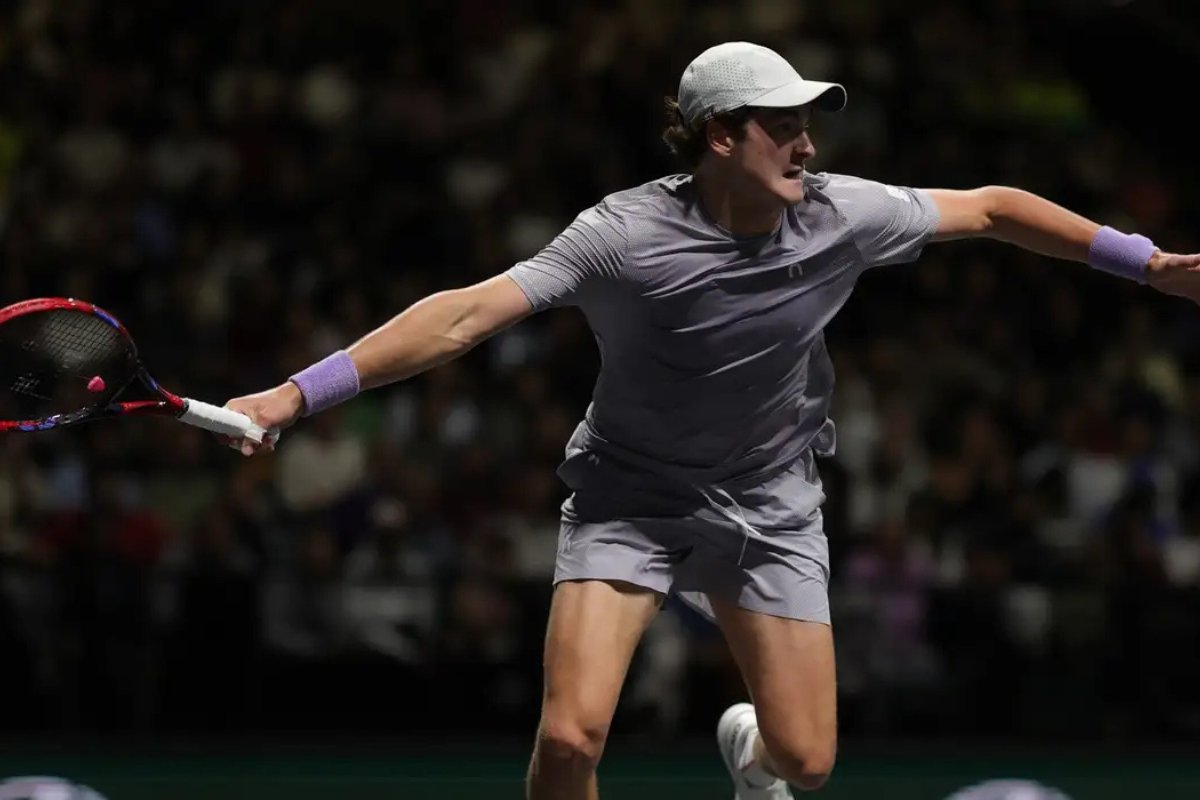 João Fonseca luta, mas dá adeus a Roland Garros após revés para Mensik