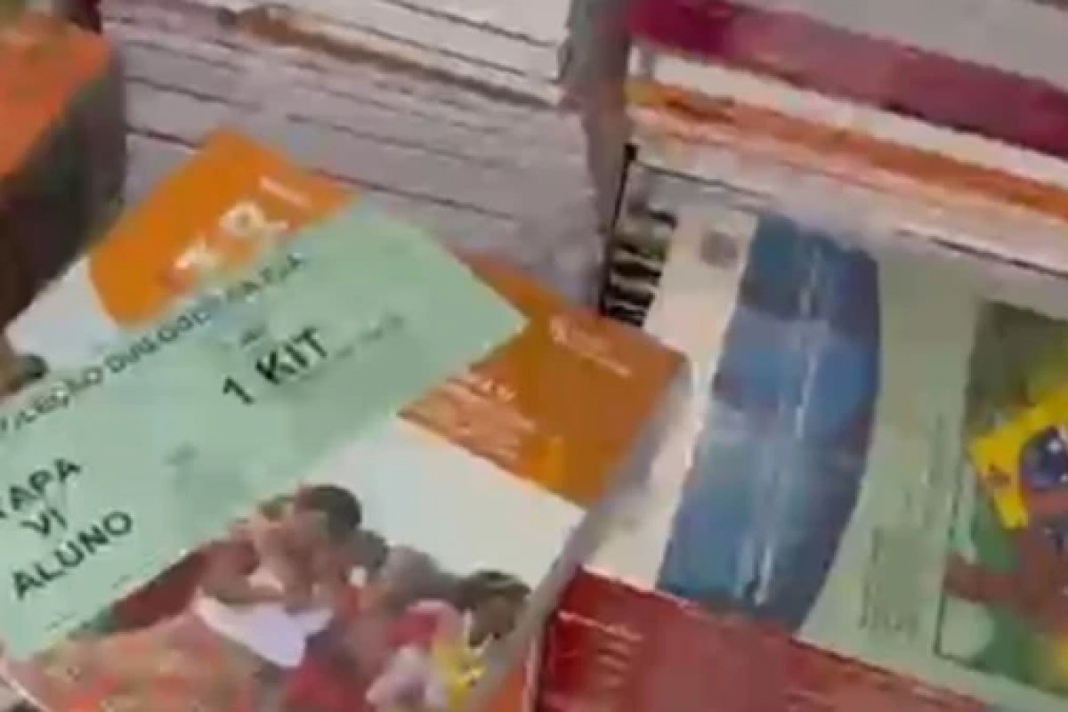 Fábrica clandestina que usava livros da rede pública para embalar fogos de artifício é interditada na Bahia