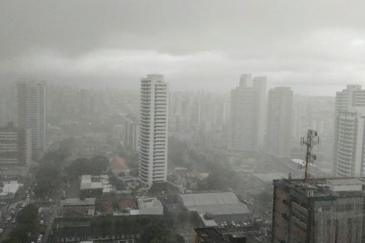Prefeito de Natal decreta estado de emergência por causa das fortes chuvas