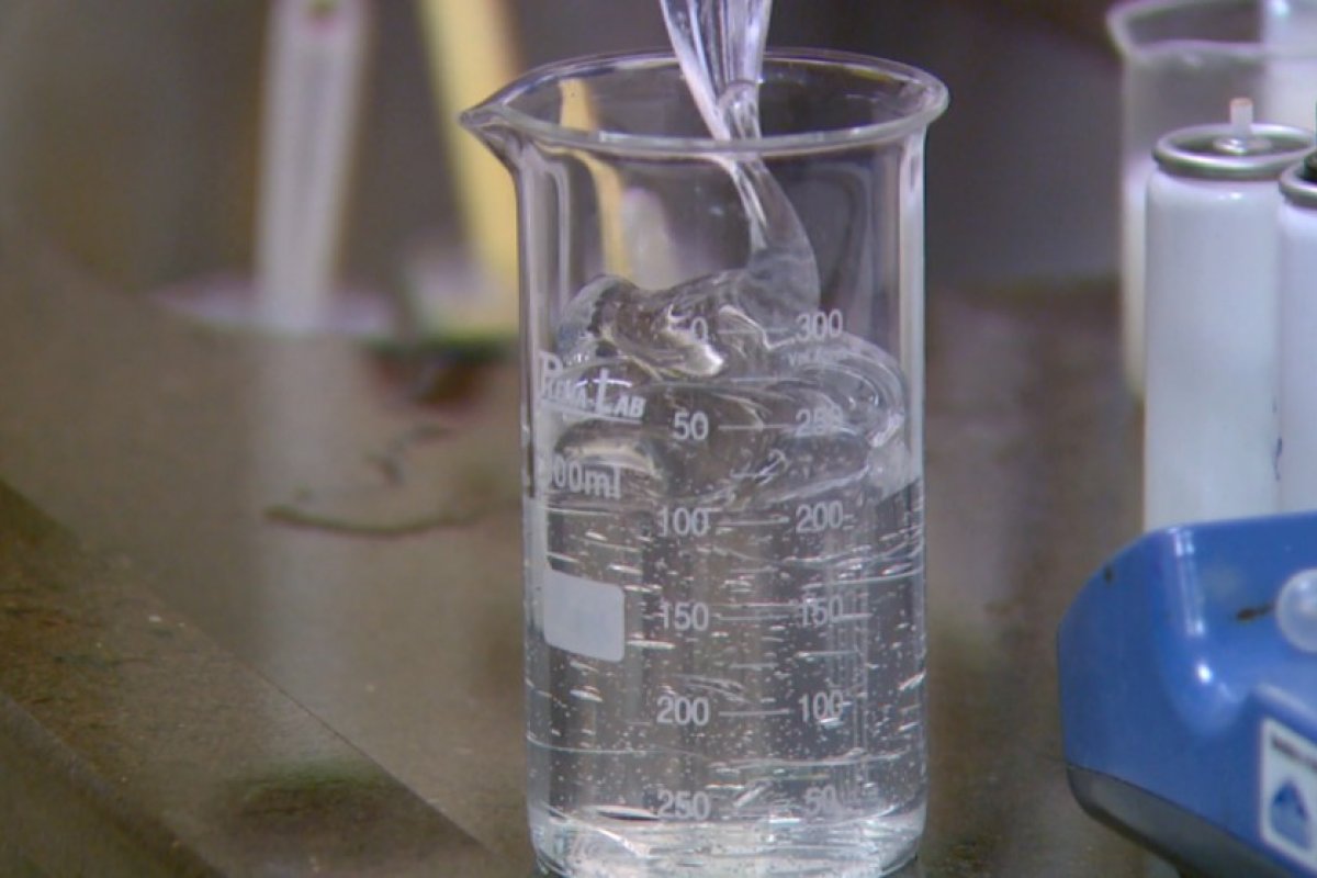 Empresa de álcool em gel passa a funcionar 24h por causa de coronavírus