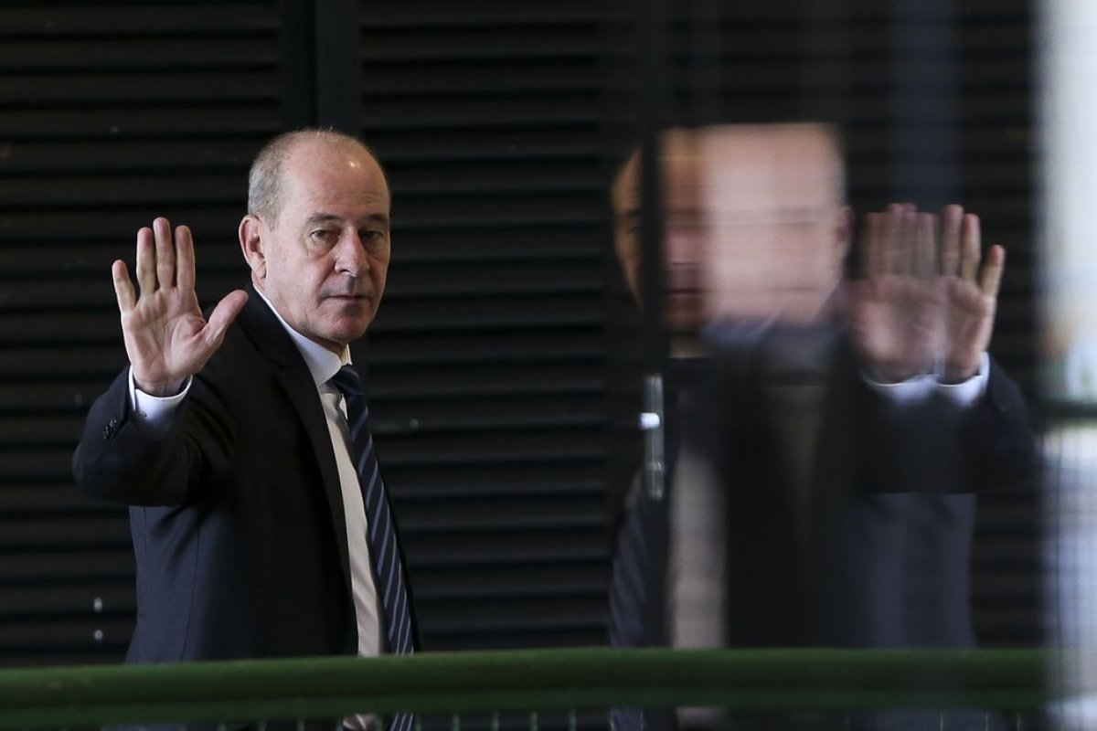 Exame do ministro da Defesa testa negativo para novo coronavírus