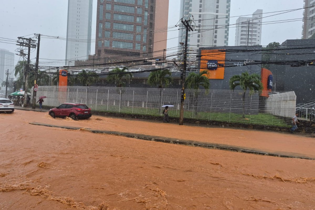 Salvador entra em nível de alerta por fortes chuvas 