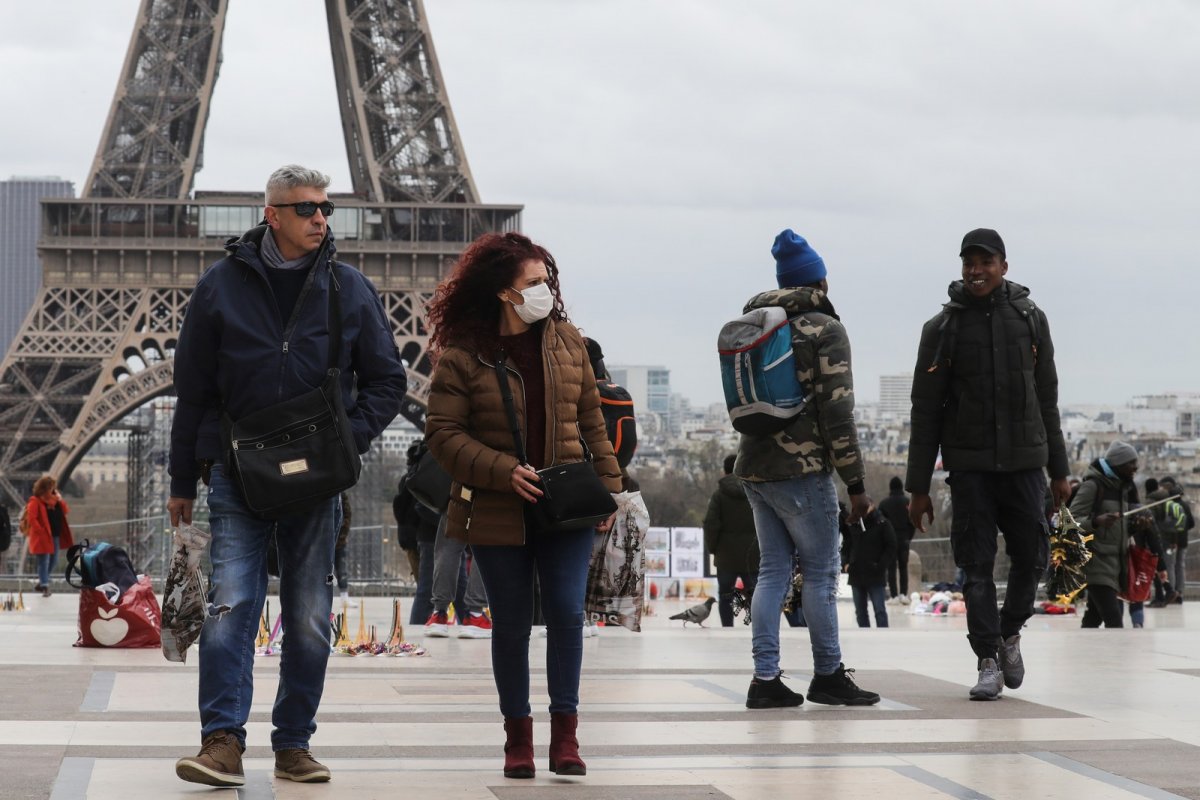 Coronavírus: Torre Eiffel e Museu do Louvre fecham por tempo indeterminado