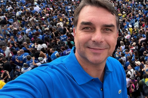 [Na Marcha para Jesus, Flávio diz que “mundo do mal” será expulso do governo este ano]