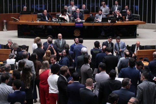 [Câmara dos Deputados aproveita plenário esvaziado em feriados para aprovar pautas simbólicas e comemorativas]